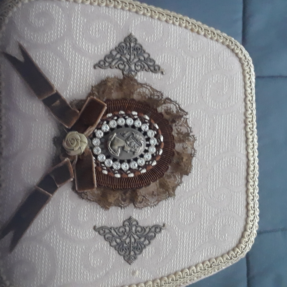 Cameo purse/make-up bag and bracelet - Picture 15 of 16